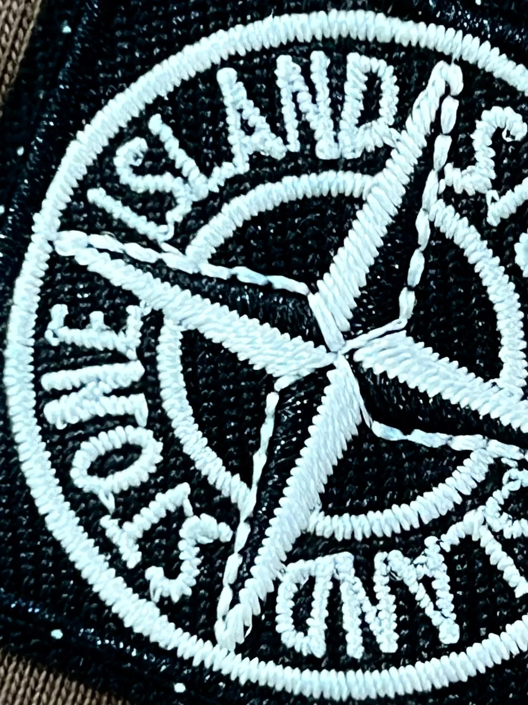 P140 STONE ISLAND top version, differentiated currency, 2025ss official website synchronization, embroidered small label LOGO short-sleeved T-shirt, 64 counts, high density 240g double yarn pure cotton, imported machine embroidered small label, embroidered letters are clean and neat, supports NFC scanning code to enter GW, YB ready-to-wear fabric collar hemming, shoulder bone and tight thread It will not deform after being worn for a long time. It has been washed with high temperature for 4 times. It does not fade, shrink or pill. It is comfortable and stretchable. It is a must-have wardrobe item. Same style for men and women. Five colors: lilac gray, dark gray, white, black, copper brown. Size: XS-L. Maximum L can wear 200 pounds.